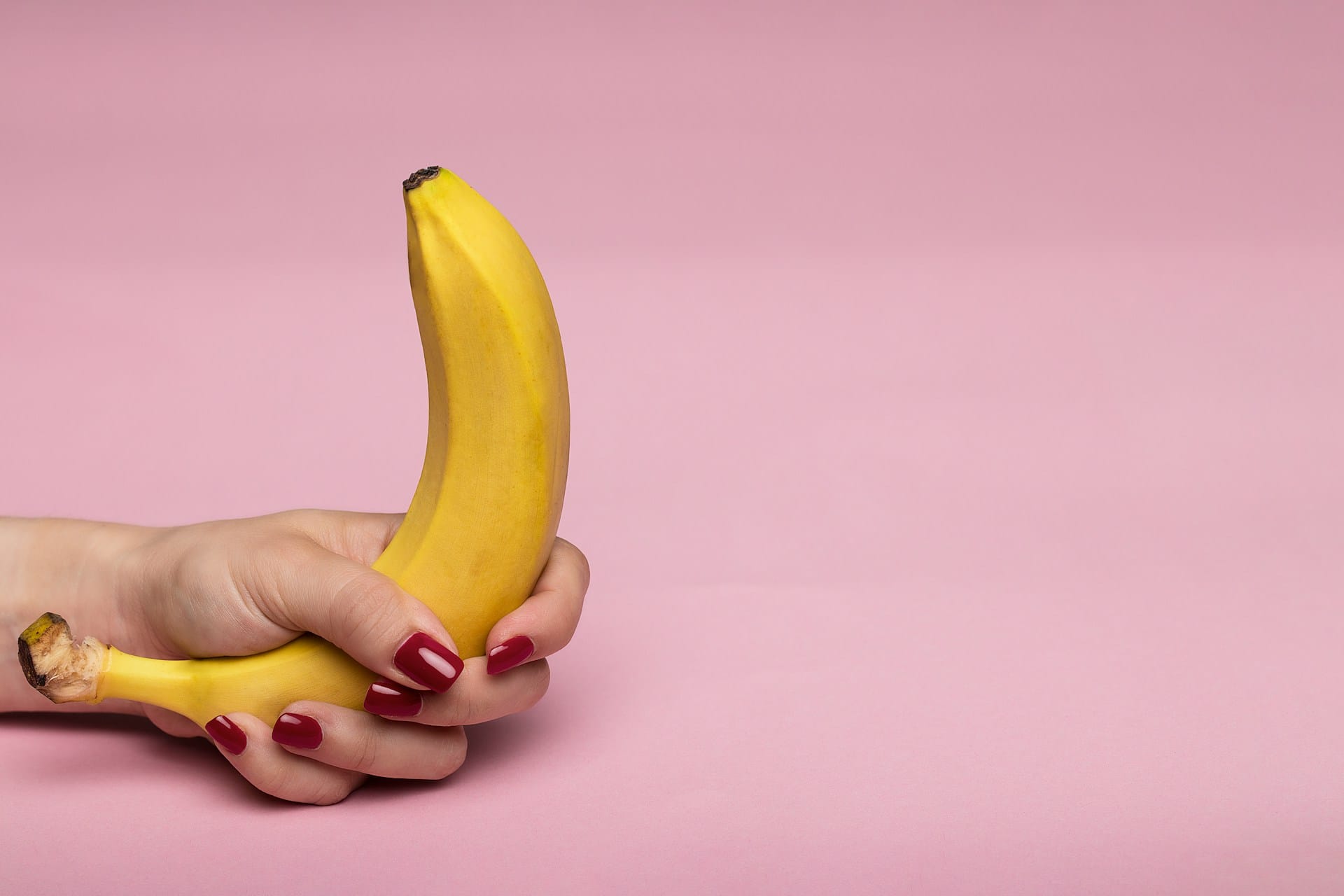 Juguetes sexuales para mujeres en composición elegante y simbólica