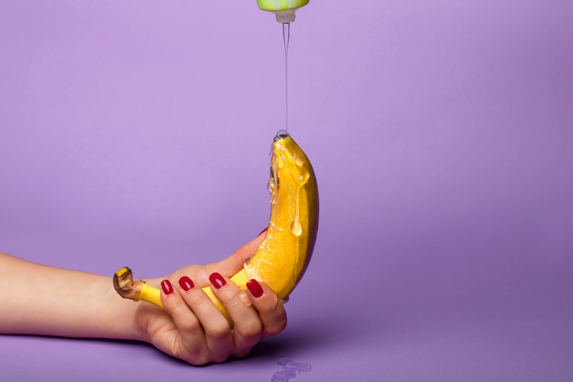 Lubricantes sexuales para mujer sobre fondo elegante con pétalos